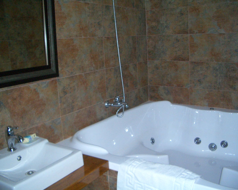 Baño de hidromasaje de la habitación