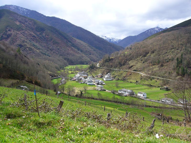 Vista del pueblo de Moal en otoo